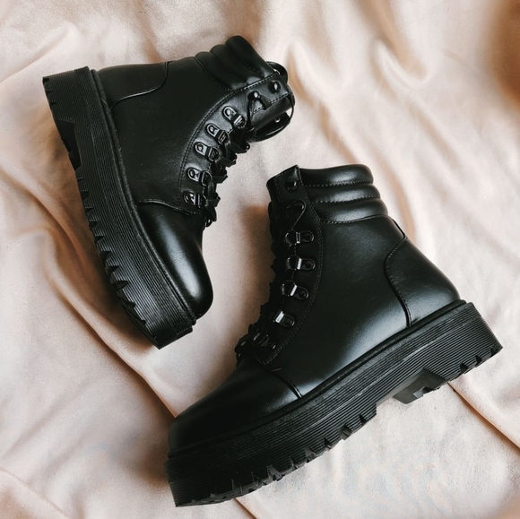 🚨END OF YEAR SALE// Black vegan leather boot - Picture 4 of 4